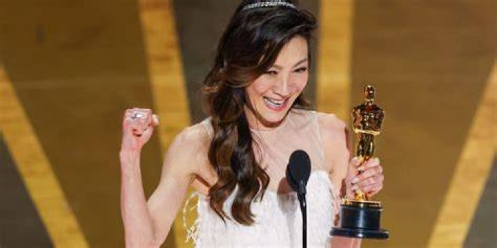 
“A cross to bear” – Fans upset after Michelle Yeoh doesn’t win Best Actress at the Critics’ Choice Awards 2023 