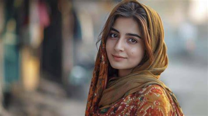
A Pakistani Girl groped in street Viral Video on Twitter, Reddit 