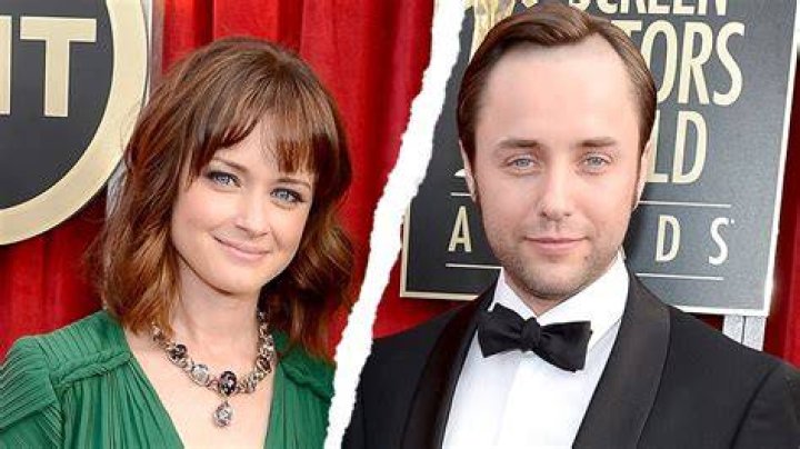 
Alexis Bledel And Vincent Kartheiser Finalize Their Divorce After 8 Years Of Marriage 