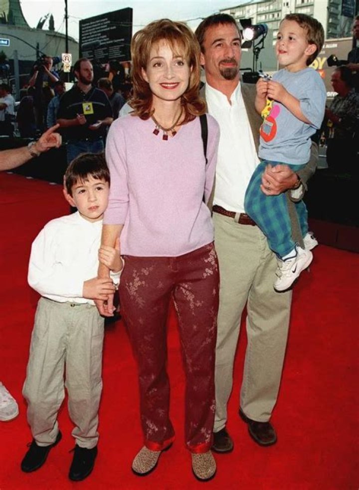 Annie Potts Is A Mother Of 3 Kids, Meet Her Husbands Family And Net Worth