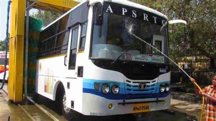 
APSRTC to operate 1,081 special buses to clear Dasara rush 