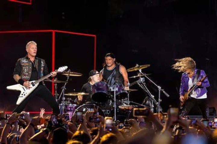 
At Lollapalooza Joseph Quinn & Metallica Perform On The Backstage 