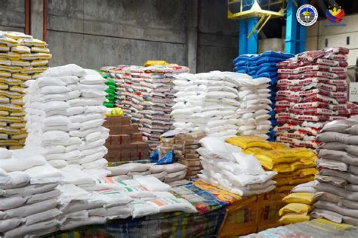 
BBNaija Star, Phyna, Distributes Bags of Rice To Less Privileged Residents 