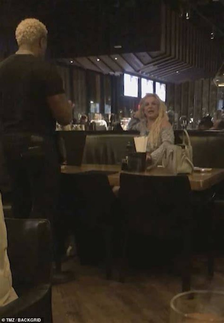 
Britney Spears Acts Manic In A Restaurant As Husband Walks Out 