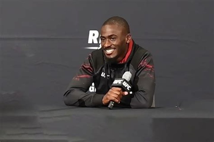 
By majority decision, William Gomis beats Jarno Errens on the last-second try 