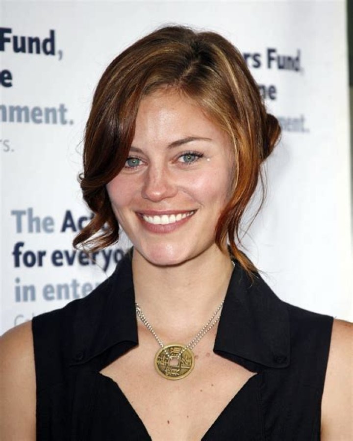 
Cassidy Freeman’s Net Worth, Measurements, Husband, Wiki 