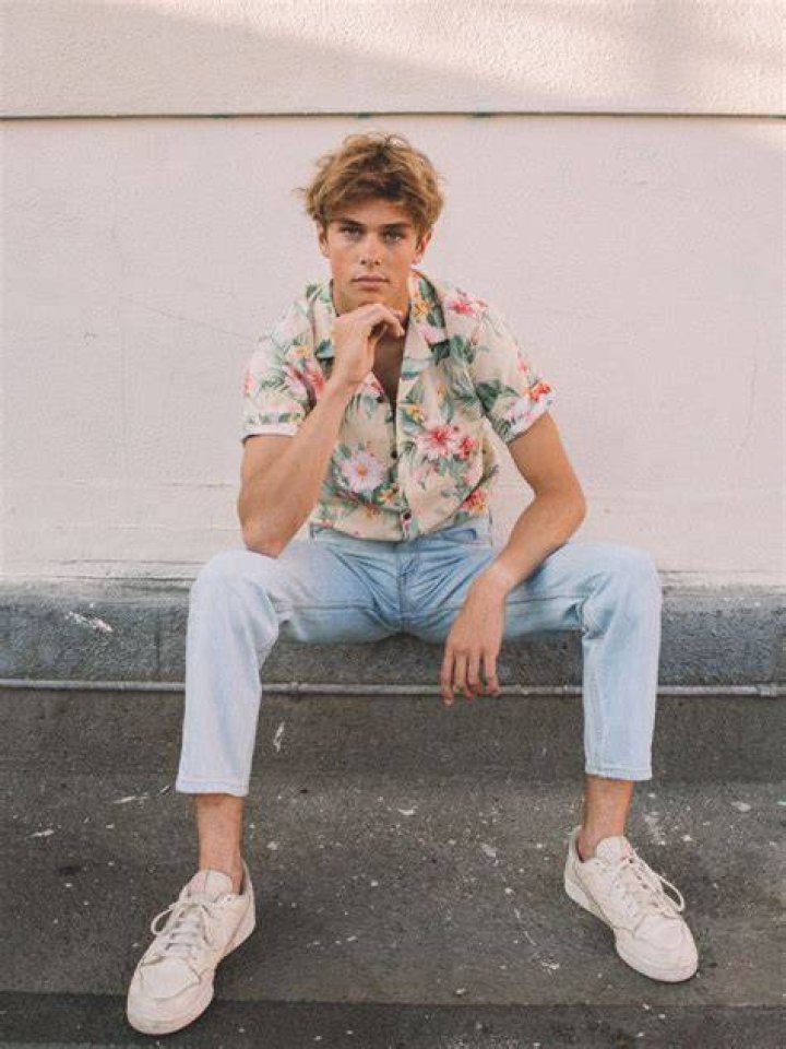 
Cole Alves Height, Weight, Net Worth, Age, Birthday, Wikipedia, Who, Nationality, Biography 