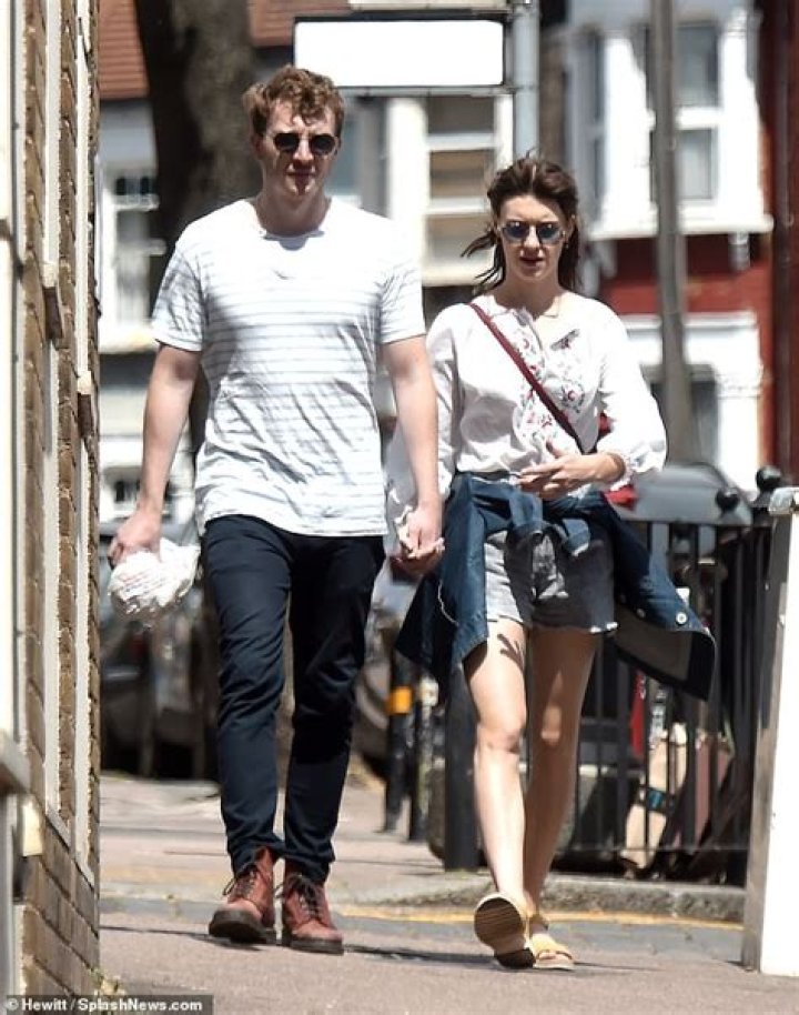 
Daisy Edgar Jones’ Boyfriend, Is She In A Relationship With Tom Varey? 
