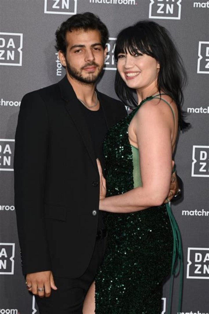 
Daisy Lowe Got Engaged To Her Long-Time Boyfriend Jordan Saul 