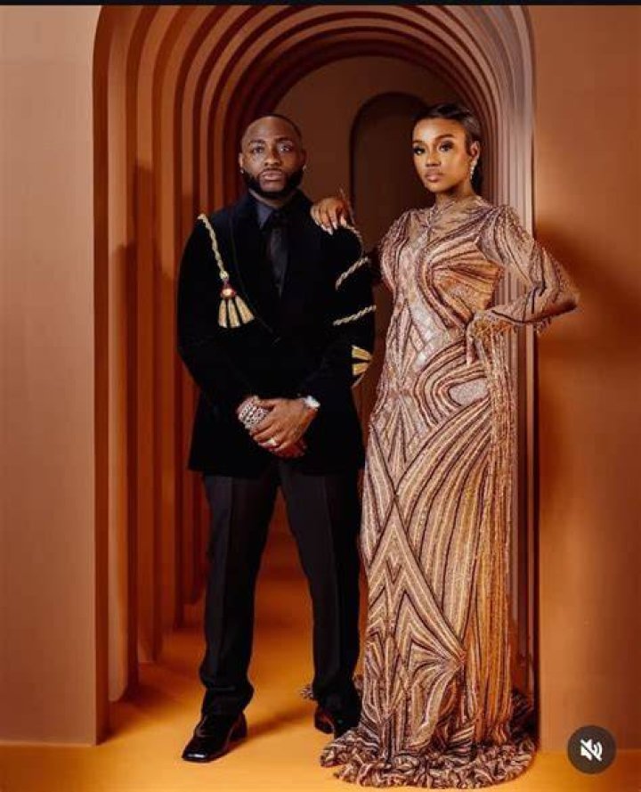 
Davido and Chioma give fans ‘affirmation’; share a kiss at a club in London 