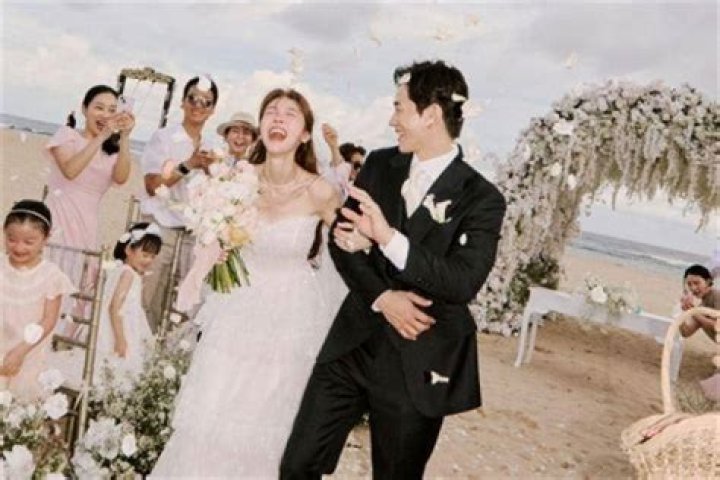 
Did Aimee Teegarden and Boyfriend Chris Skinner Get Married In An Intimate Ceremony? 