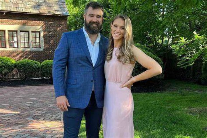Does Héctor Neris Have A Wife? Everything On His Career And Net Worth In 2022