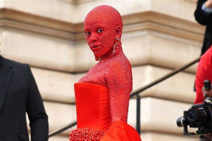 
Doja Cat Attends 2023 Paris Fashion Week in 30,000 Swarovski Crystals 