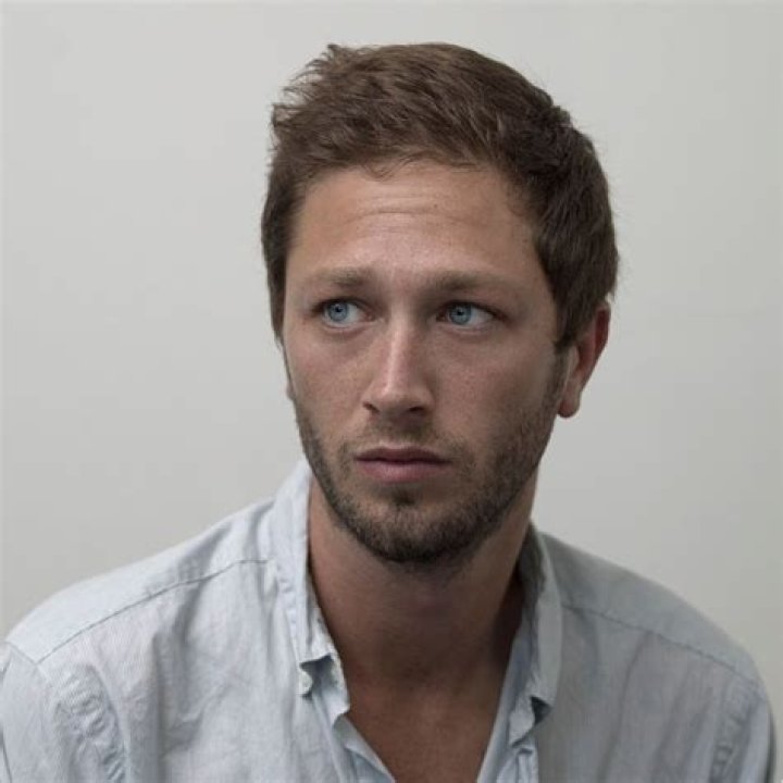 Ebon Moss-Bachrach Height, Weight, Net Worth, Age, Birthday, Wikipedia, Who, Nationality, Biography