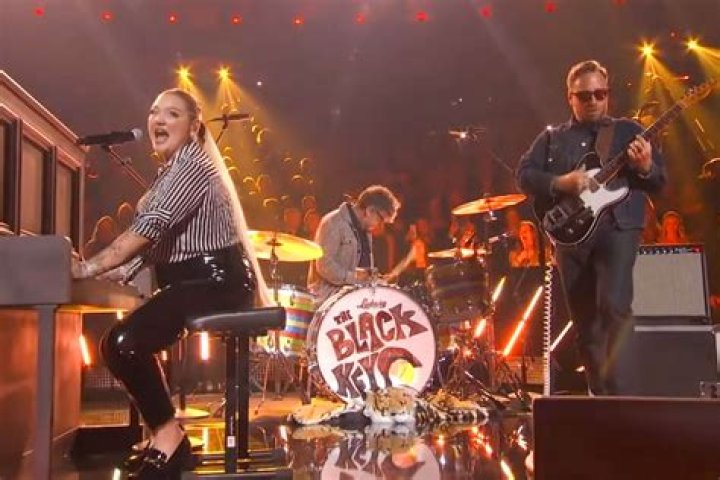 
Elle King Gives Health Update After Suffering a Concussion from Falling Down Stairs 