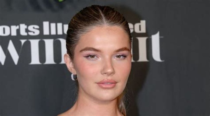 Ellie Thumann Height, Weight, Net Worth, Age, Birthday, Wikipedia, Who, Nationality, Biography