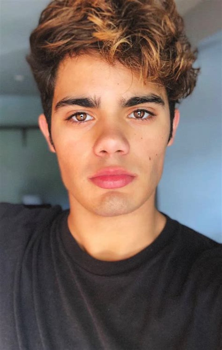 
Emery Kelly Height, Weight, Net Worth, Age, Birthday, Wikipedia, Who, Nationality, Biography 