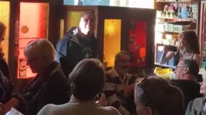 
Garth Brooks Surprises Fans At Irish Pub With Impromptu Performance 