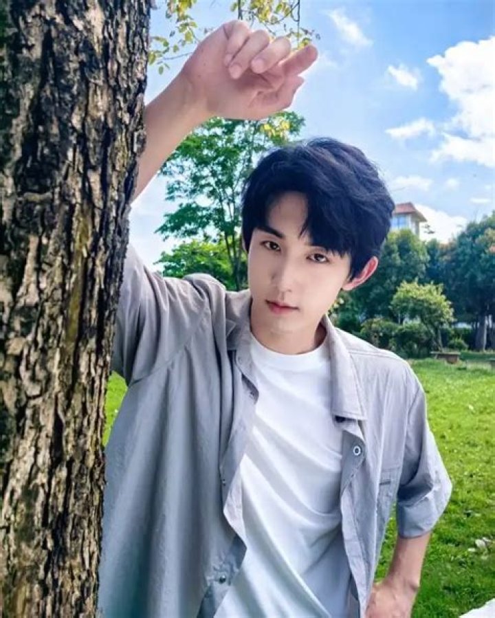 Guo Junchen Height, Weight, Net Worth, Age, Birthday, Wikipedia, Who, Nationality, Biography