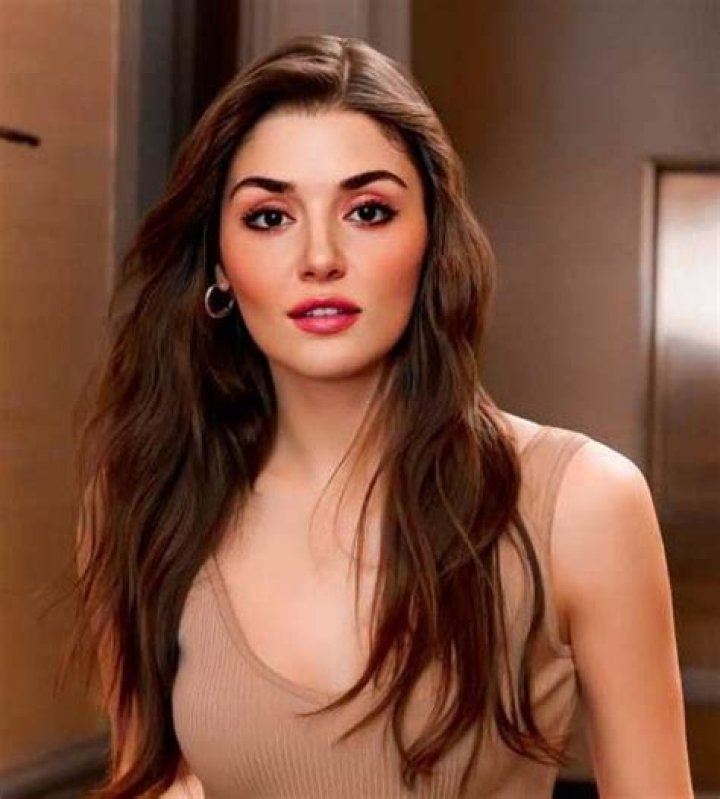 Hande Erçel Height, Weight, Net Worth, Age, Birthday, Wikipedia, Who, Nationality, Biography