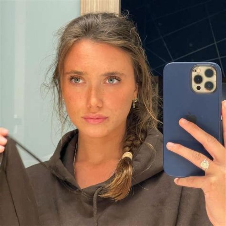 
Hannah Meloche Height, Weight, Net Worth, Age, Birthday, Wikipedia, Who, Nationality, Biography 