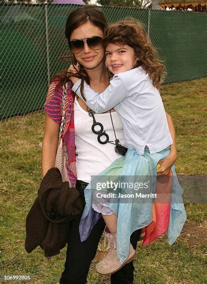 
Hattie Elizabeth Bilson – Rachel Bilson’s Sister Is 20-years-old 