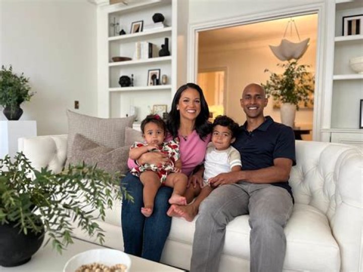 
Here Is Why Fans Think CNN’s Laura Jarrett Is Pregnant In 2022, Detail About His Husband & Children 