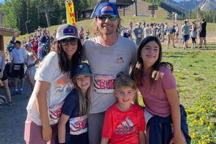 How Old Is Dierks Bentley Wife And Kids?