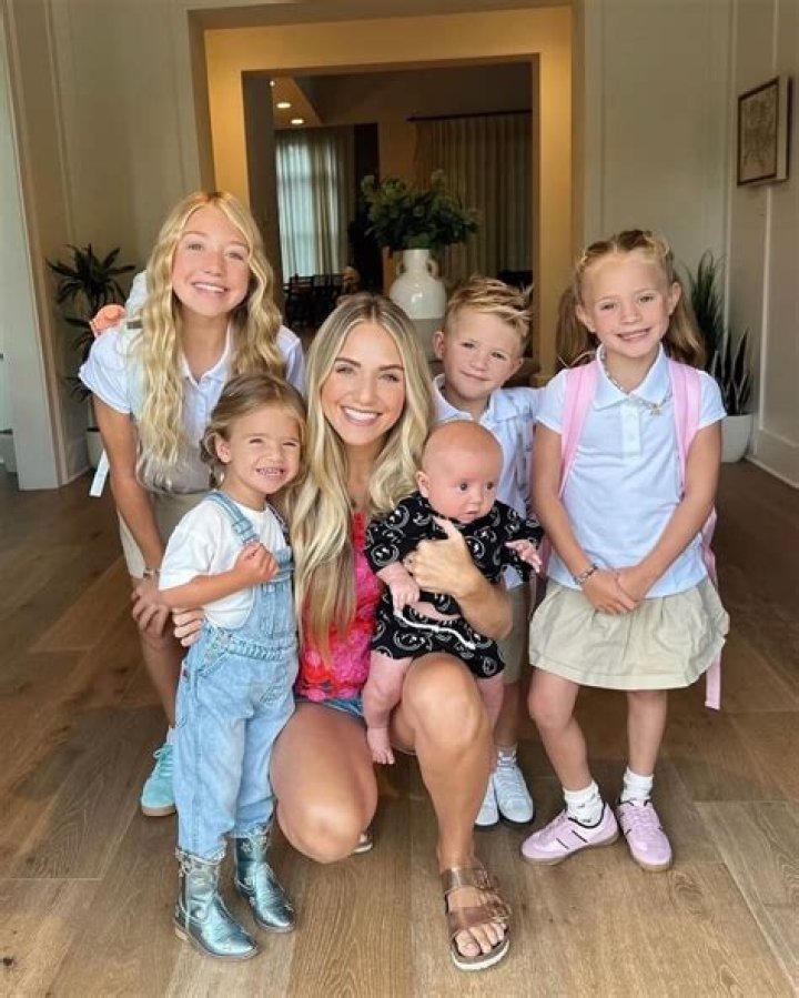 
Is Baby Ariel Married? Her Bio, Age, Boyfriend, Height, Brother, Instagram and Net worth 
