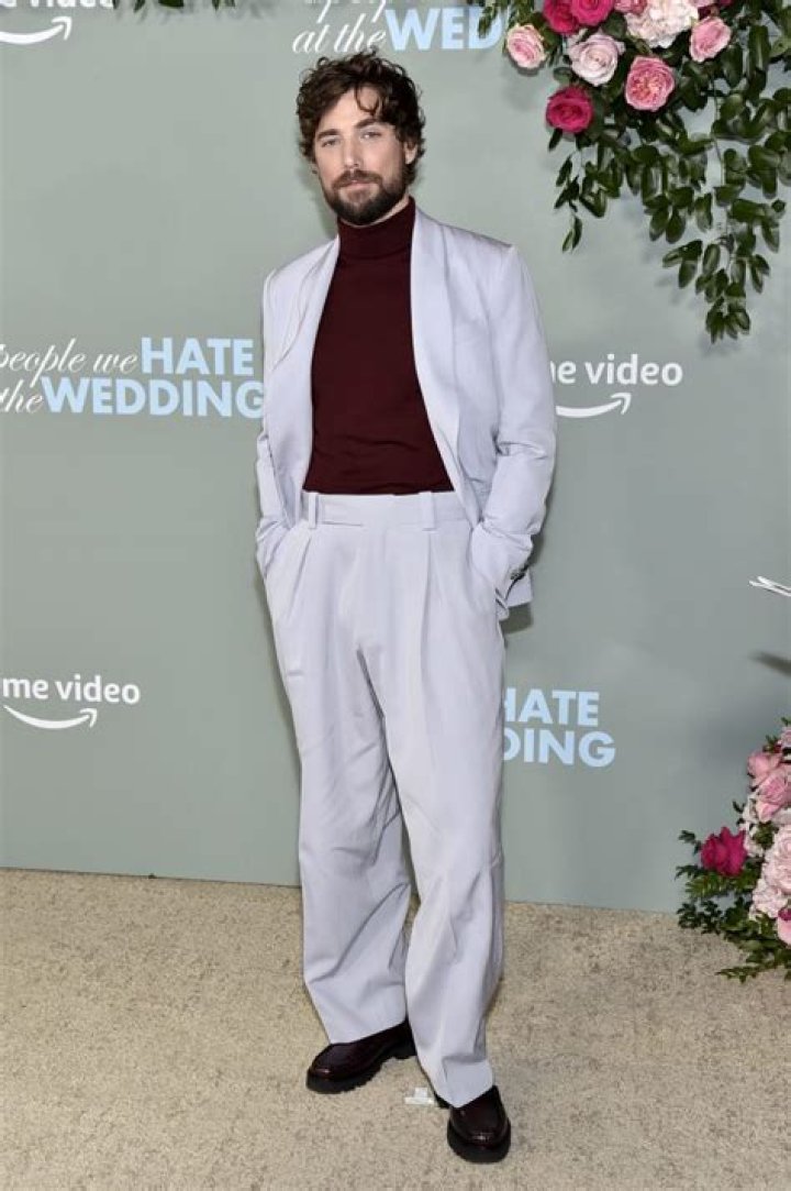 
Is Dustin Milligan Gay? Age, Height, Net Worth 