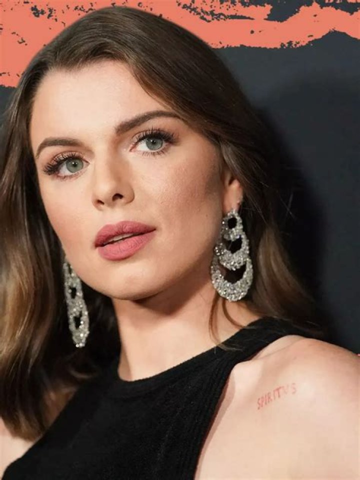 
Is Julia Fox Gay? Age, Height, Net Worth 
