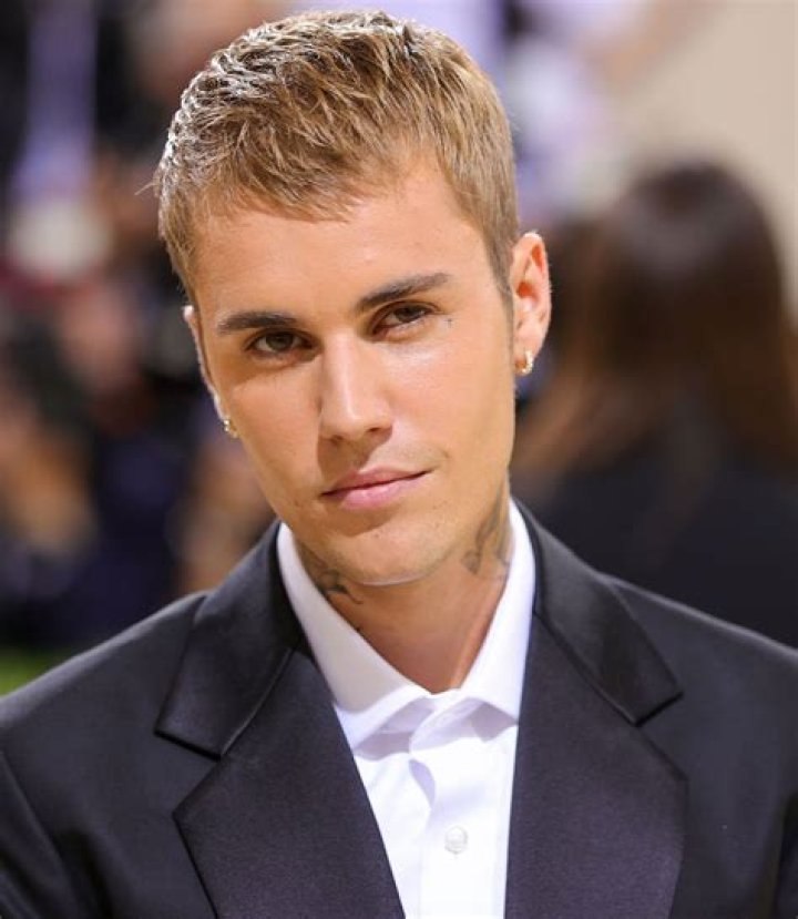 
Is Justin Bieber Gay Or Bi? How Did The Gay Rumor Start? 