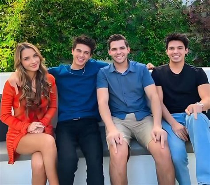 
Is Lexi Rivera Married? Know Her Brothers And Parents Details- Net Worth 2022 Of Vlogger 