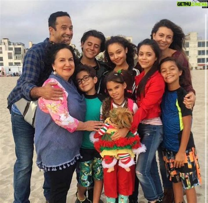 
Is Olga Merediz Ever Married? Age, Height and Instagram Photos 