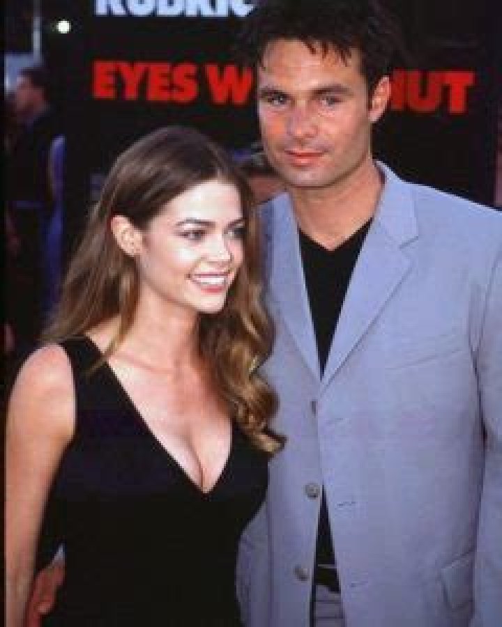 
Is Patrick Muldoon Married to Wife? Or Dating a Girlfriend? 