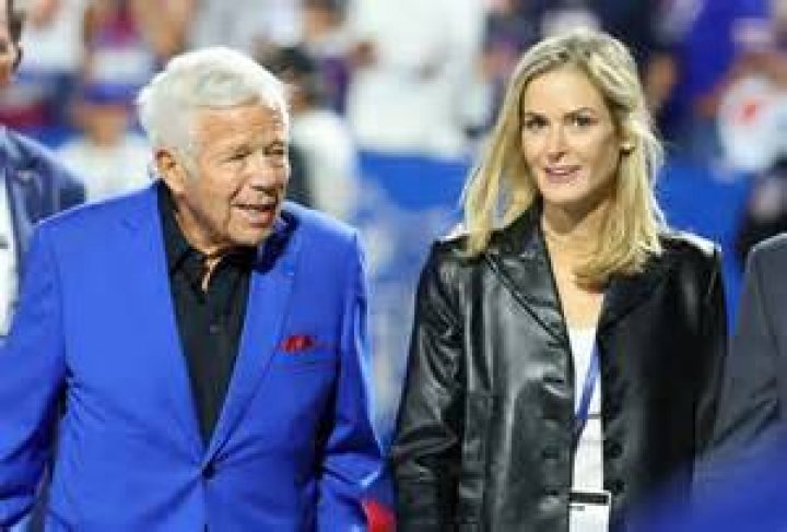 
Is Patriots Owner Robert Kraft Girlfriend Pregnant? Meet 47-Year-Old Dana Blumberg 