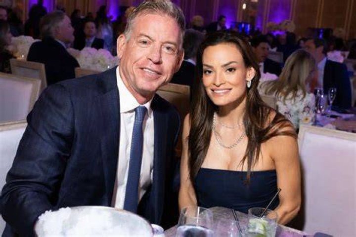 Is Troy Roberts Married to Wife? or Dating a Girlfriend?