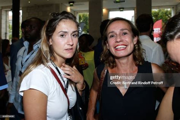 
Jeanne Bonnaire-Hurt Age & Photos: How Old Is William Hurt Daughter? 