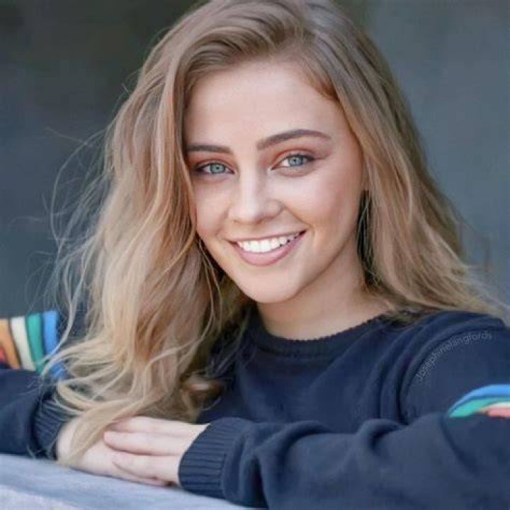 Josephine Langford Height, Weight, Net Worth, Age, Wiki, Who, Instagram, Biography