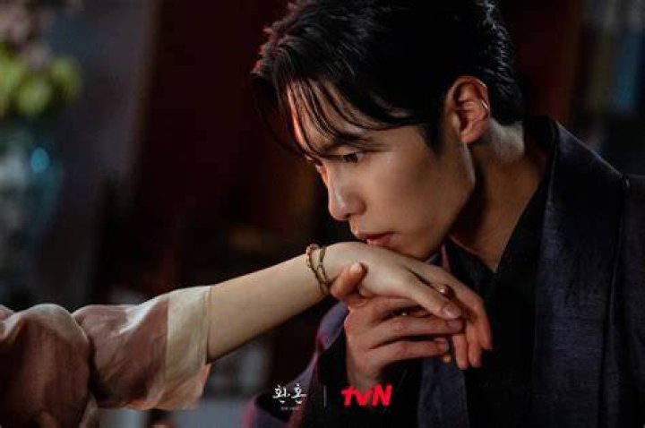 
Lee Jae-wook talks about his viral kiss from Alchemy of Souls 2 