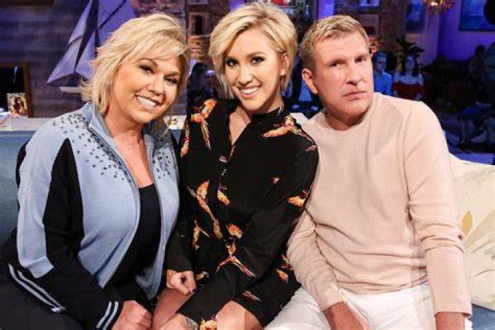 
Lindsie Chrisley Admits Being ‘Alone in My Thoughts’ as Parents Ready for Prison Is ‘Like a Countdown’ 