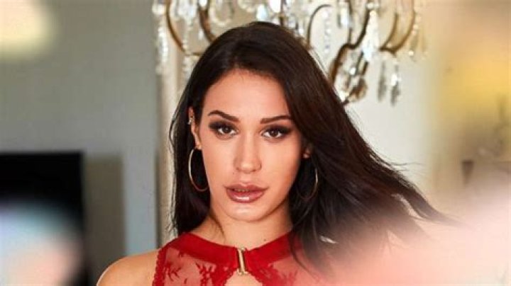 Lola Bellucci Height, Weight, Net Worth, Age, Birthday, Wikipedia, Who, Nationality, Biography