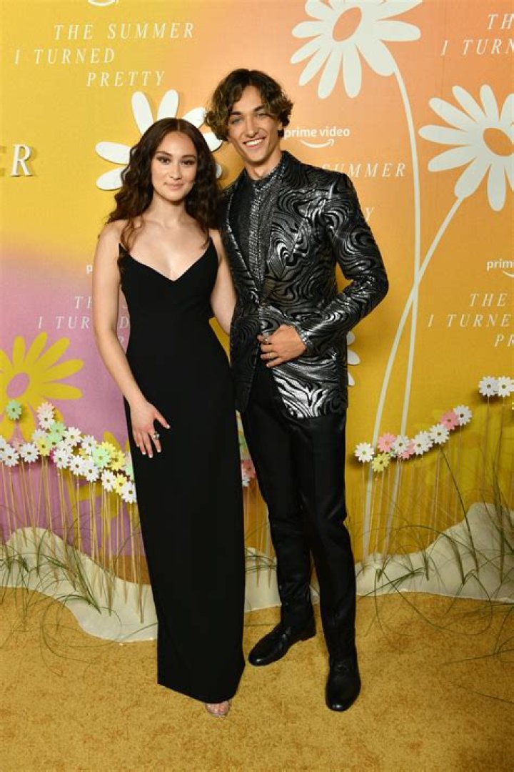 
Lola Tung Boyfriend Or Girlfriend 2022: Is The Summer I Turned Pretty Actress Gay? 