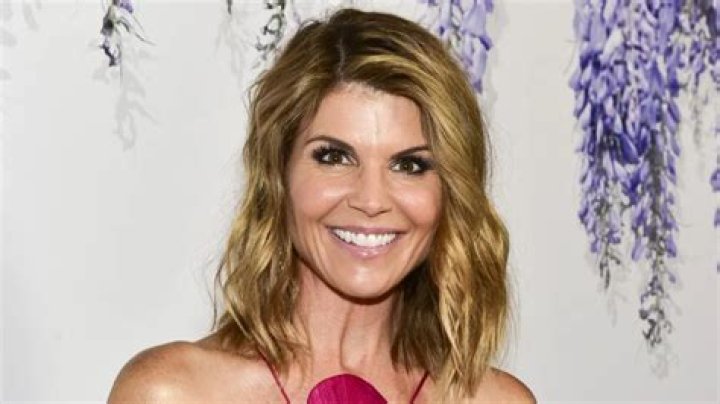 Lori Loughlin Height, Weight, Net Worth, Age, Birthday, Wikipedia, Who, Nationality, Biography