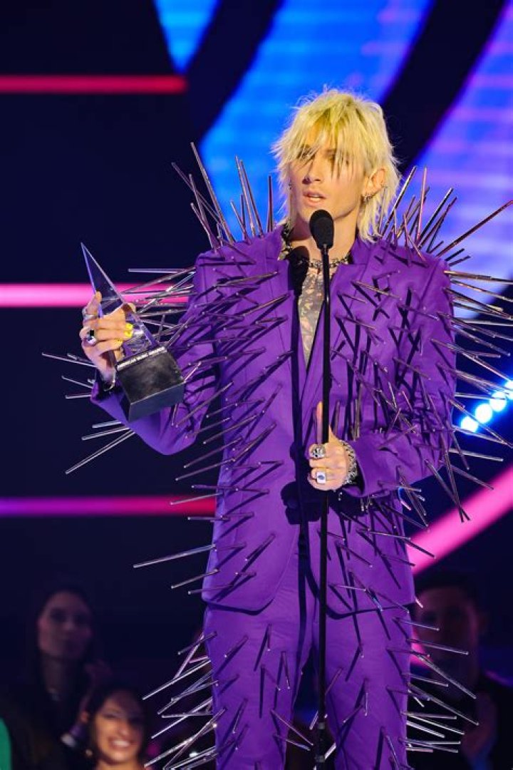 
Machine Gun Kelly Expresses Suspicion Toward the US Moon Landing in 2022 AMAs Speech: ‘Supposedly’ 