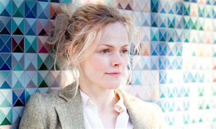 
Maxine Peake Older Sister Lisa Peake Is A Police Officer 