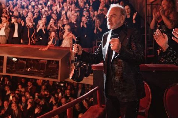 
Neil Diamond Surprises Broadway Audience with Rare Performance of ‘Sweet Caroline’ — Watch! 