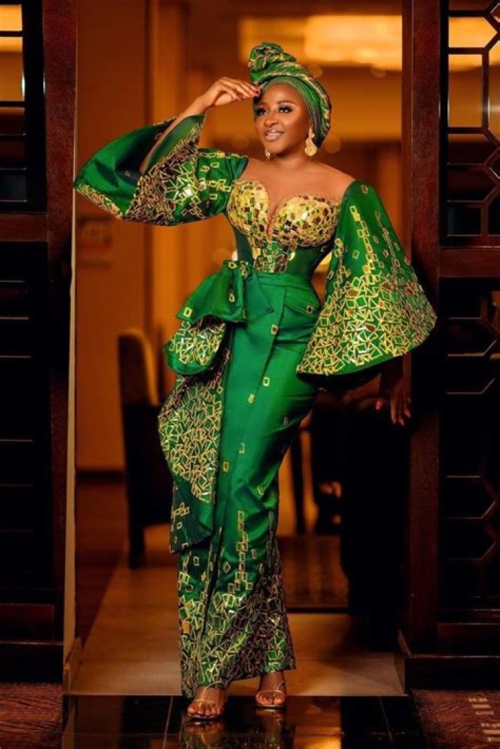 
Nigerian Actress Ini Edo Shows Off Her Beauty In New Outfit. 
