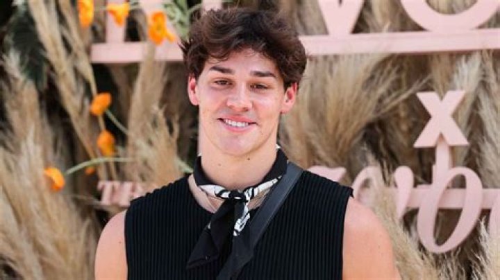 Noah Beck Height, Weight, Net Worth, Age, Birthday, Wikipedia, Who, Instagram, Biography