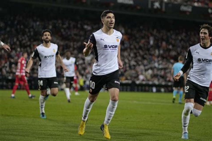 
Paris Saint-Germain Confirm Signing Of Carlos Soler On Five-year Contract 